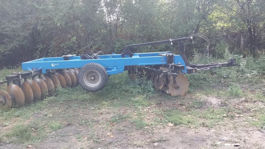 Traktor satılır