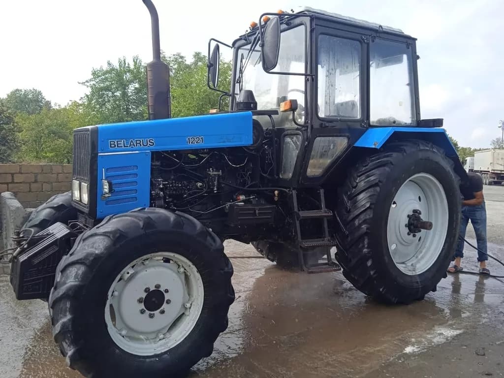 Traktor satılır