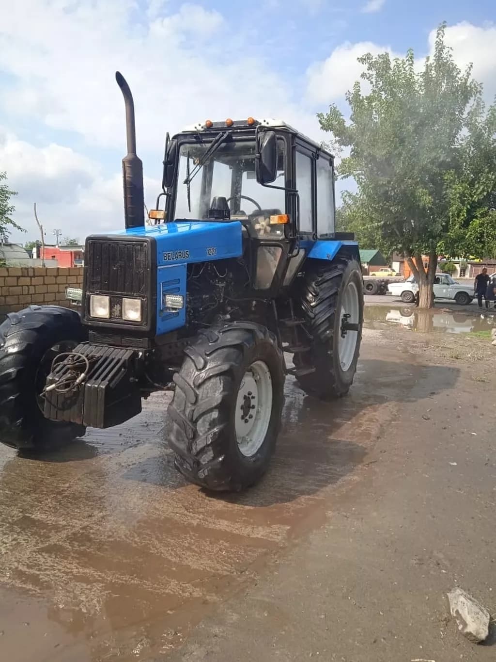Traktor satılır