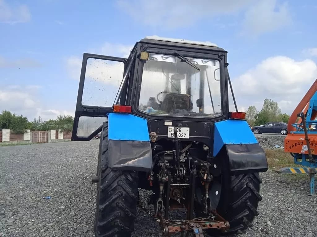 Traktor satılır
