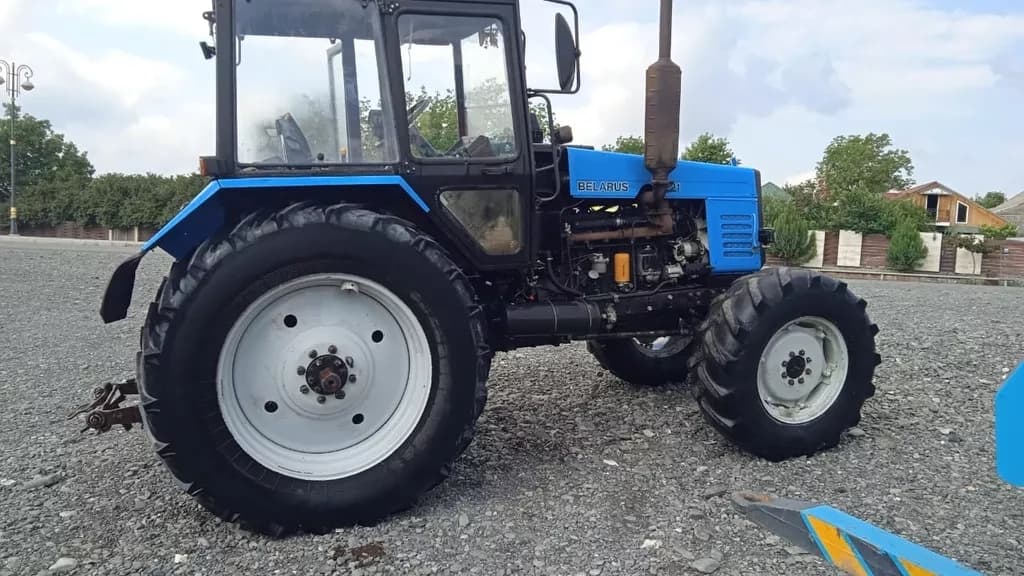 Traktor satılır