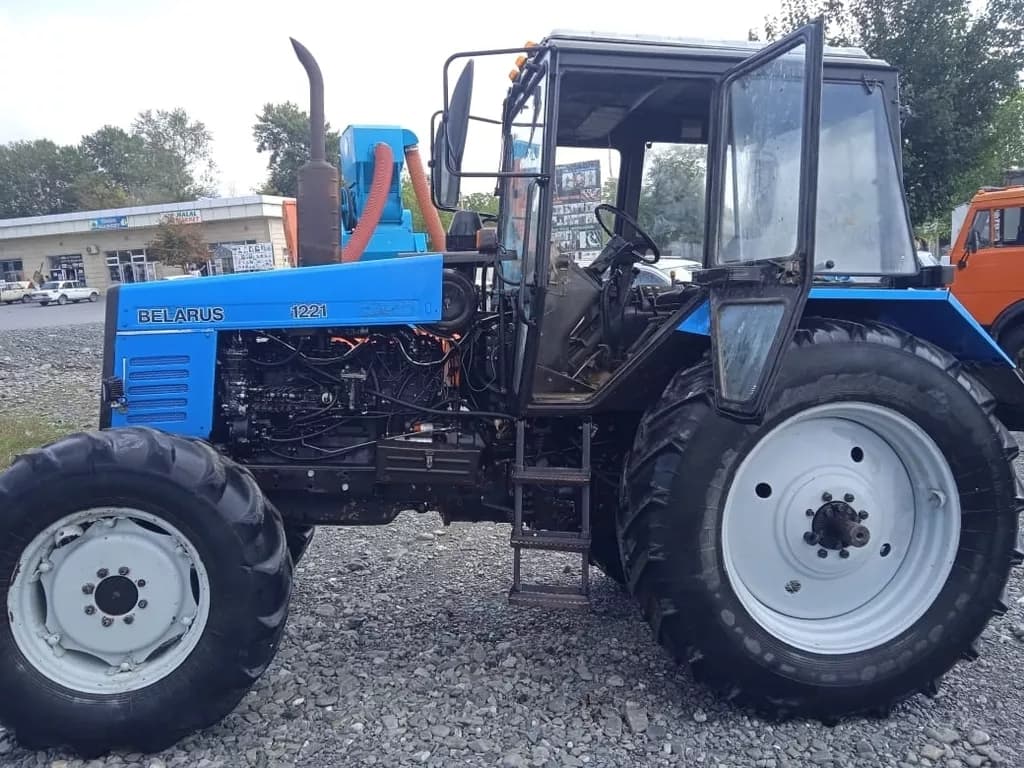 Traktor satılır