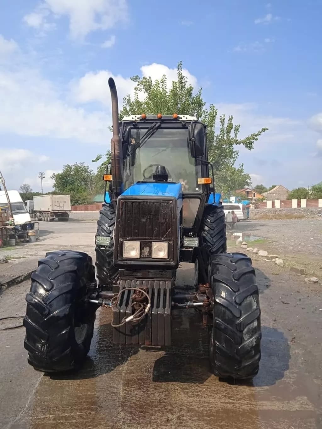 Traktor satılır