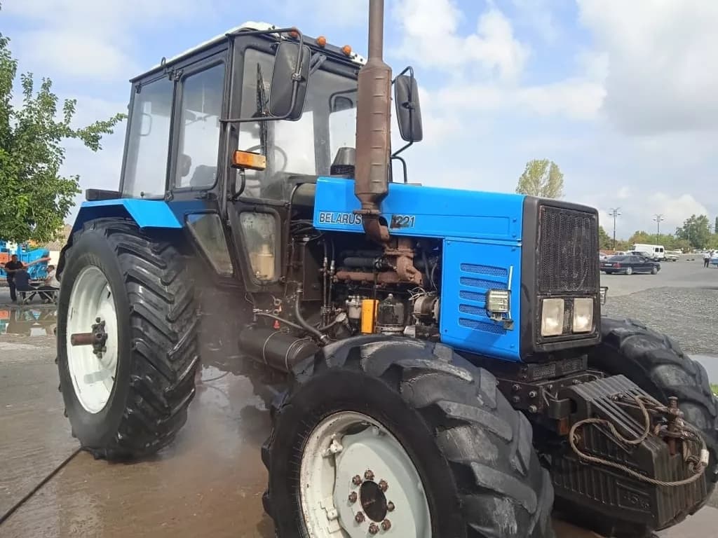 Traktor satılır