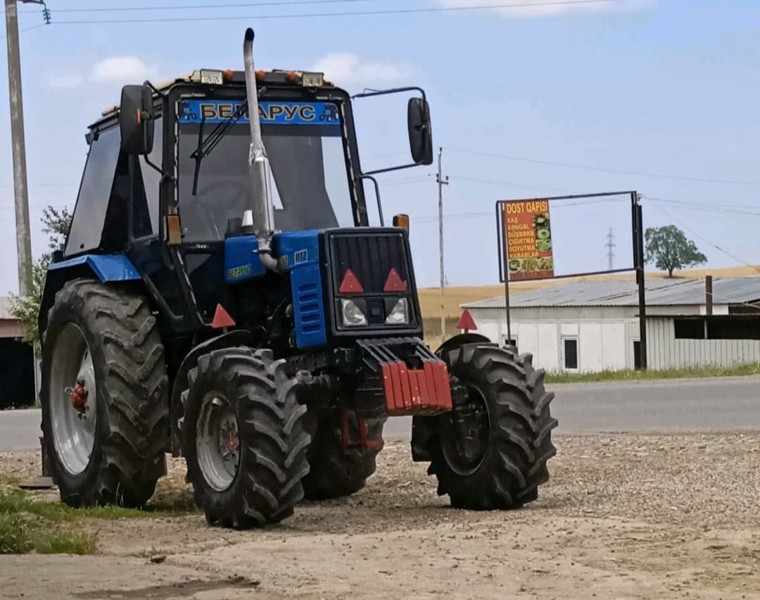 Traktor satılır