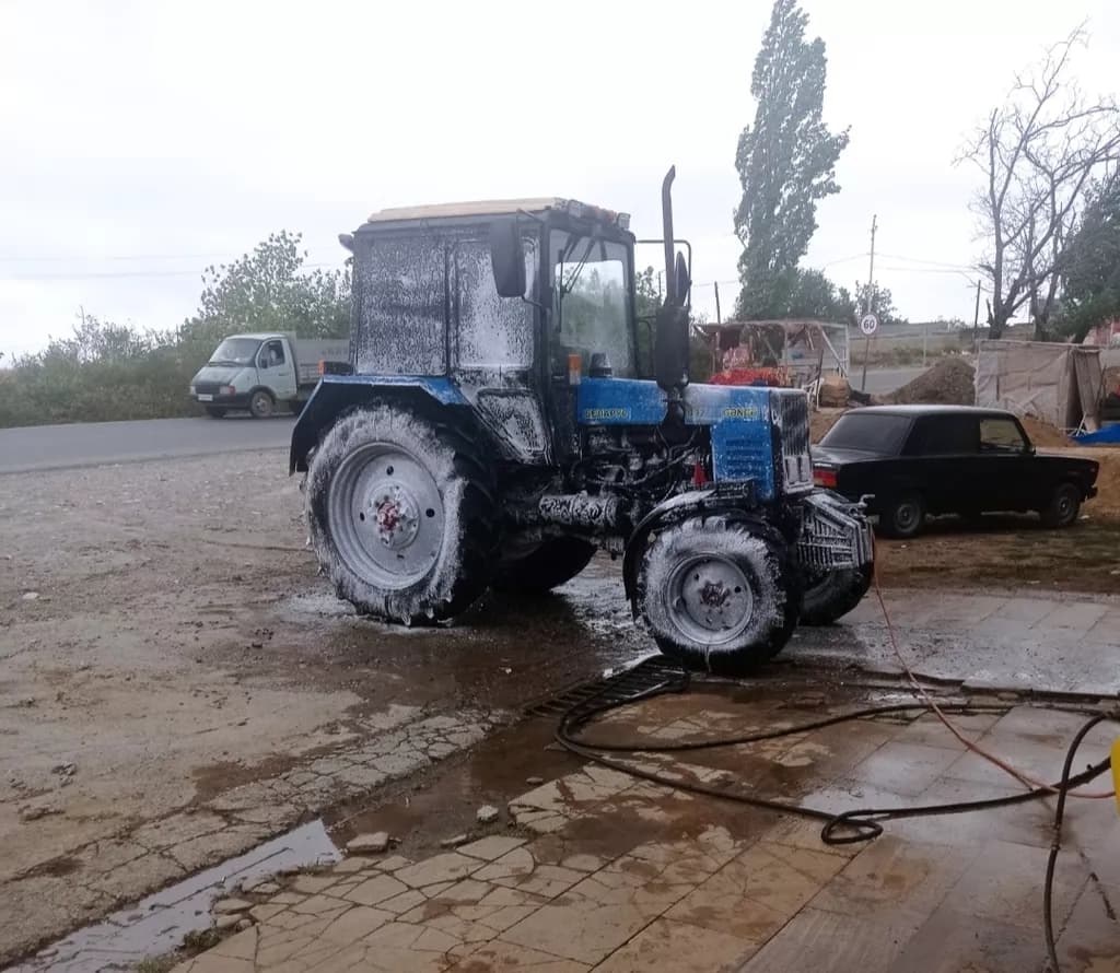 Traktor satılır