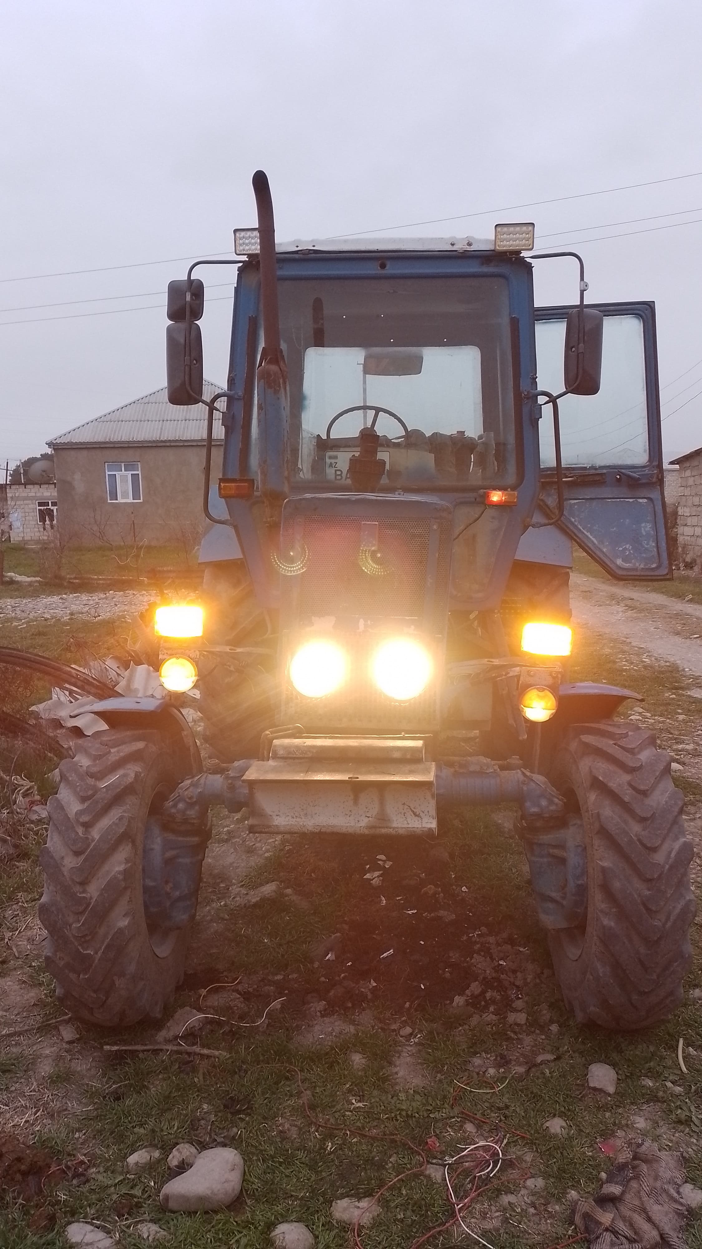 Traktor satılır