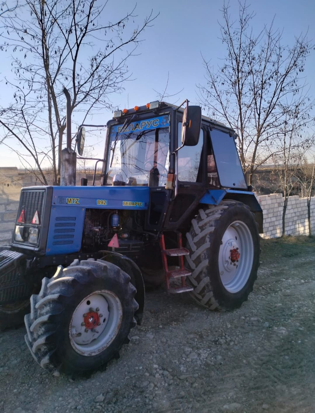 Traktor satılır