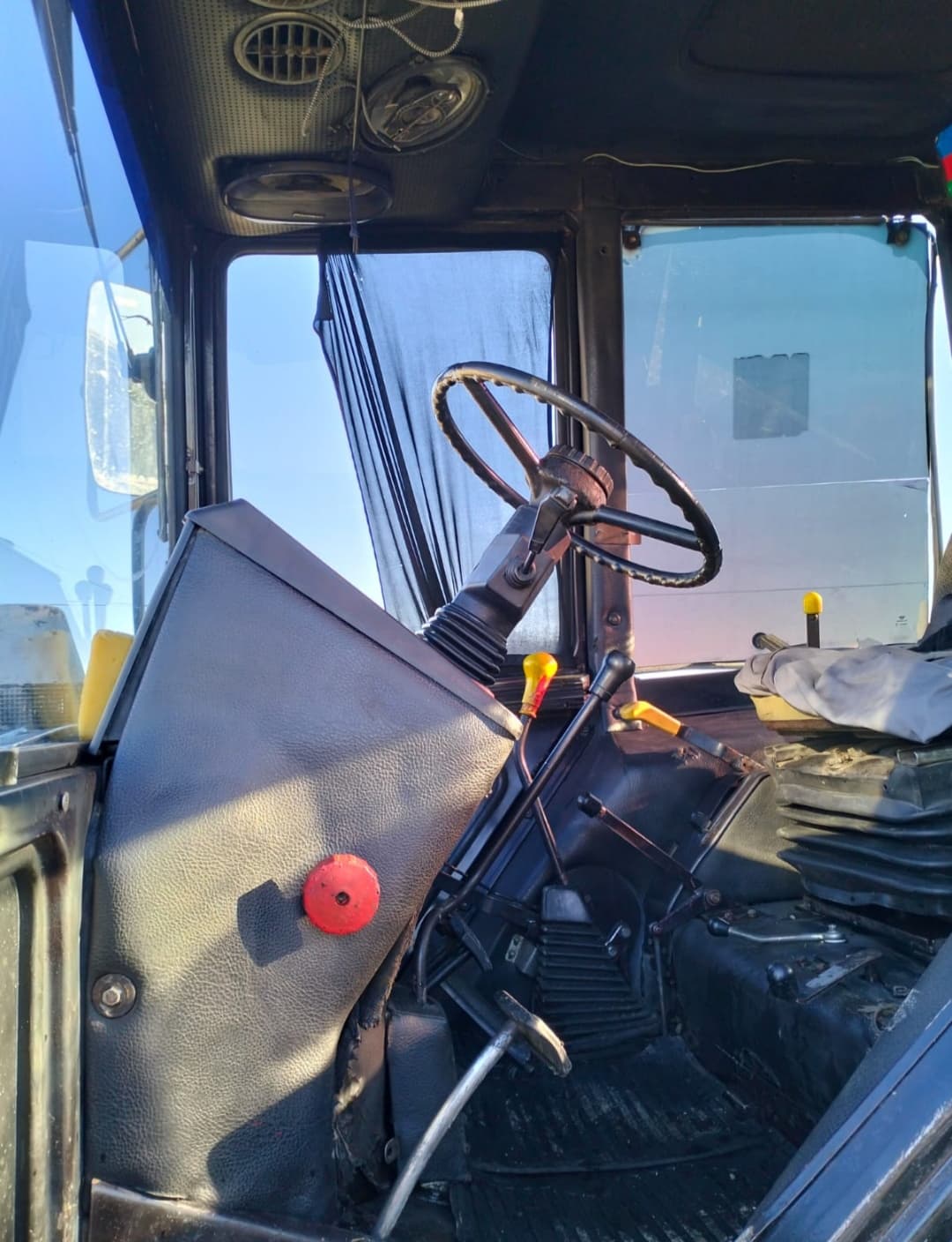 Traktor satılır