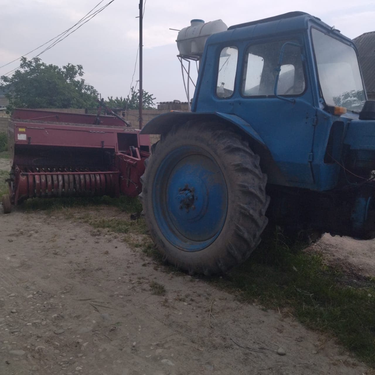 Traktor və press bağlayan