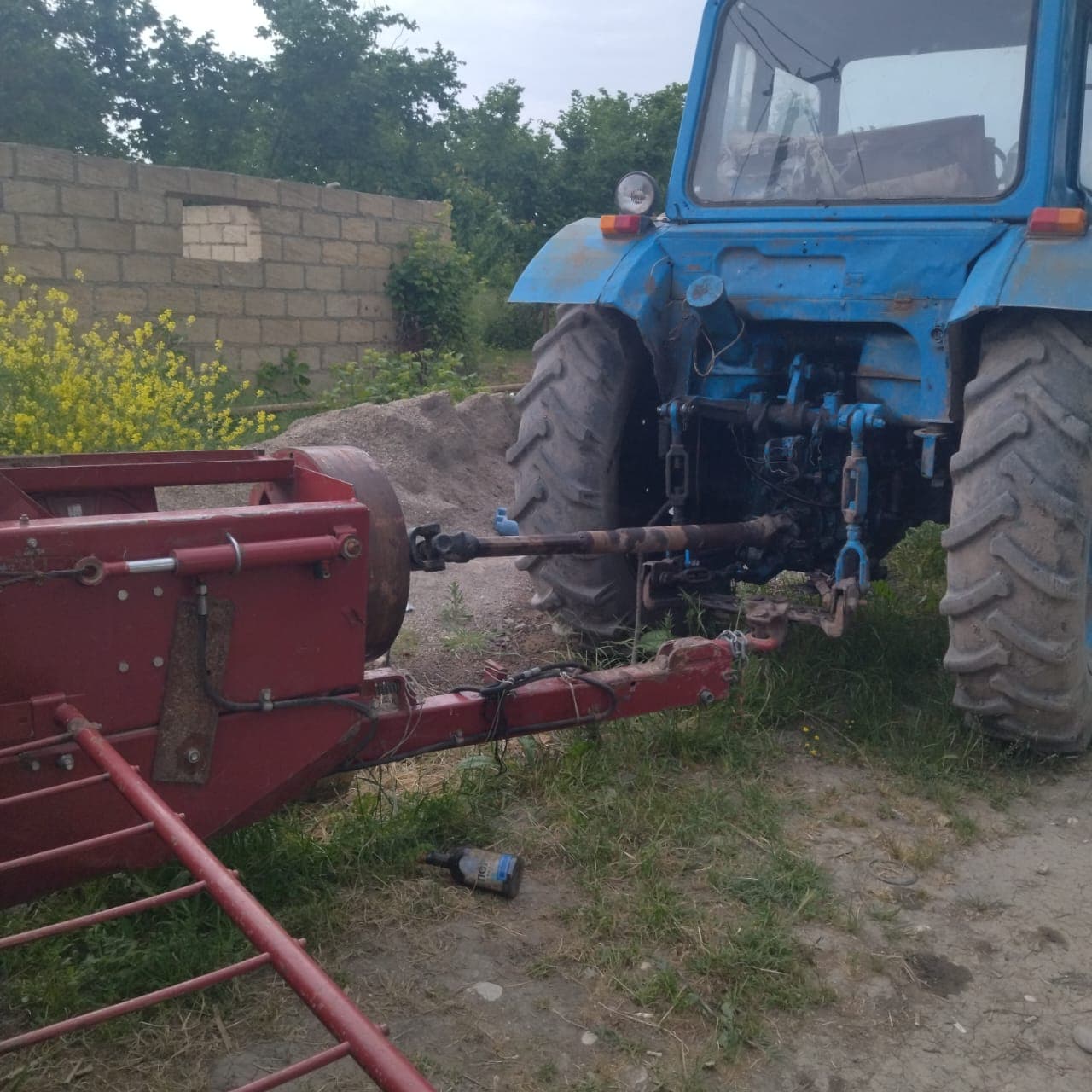 Traktor və press bağlayan