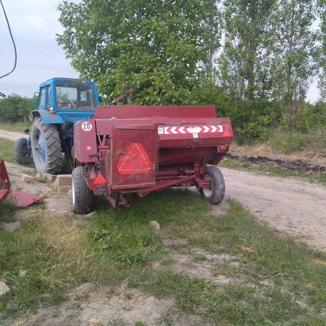 Traktor və press bağlayan