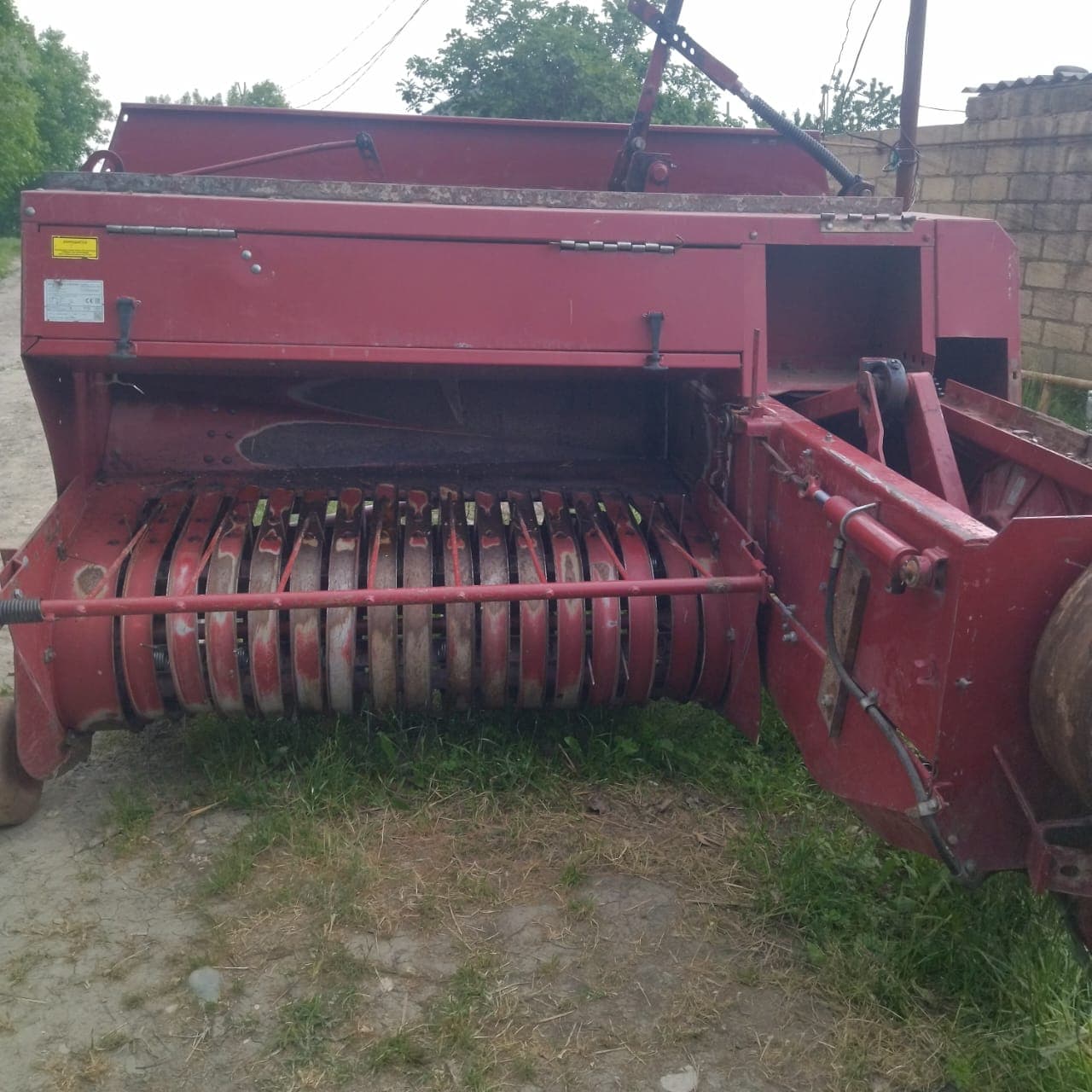 Traktor və press bağlayan