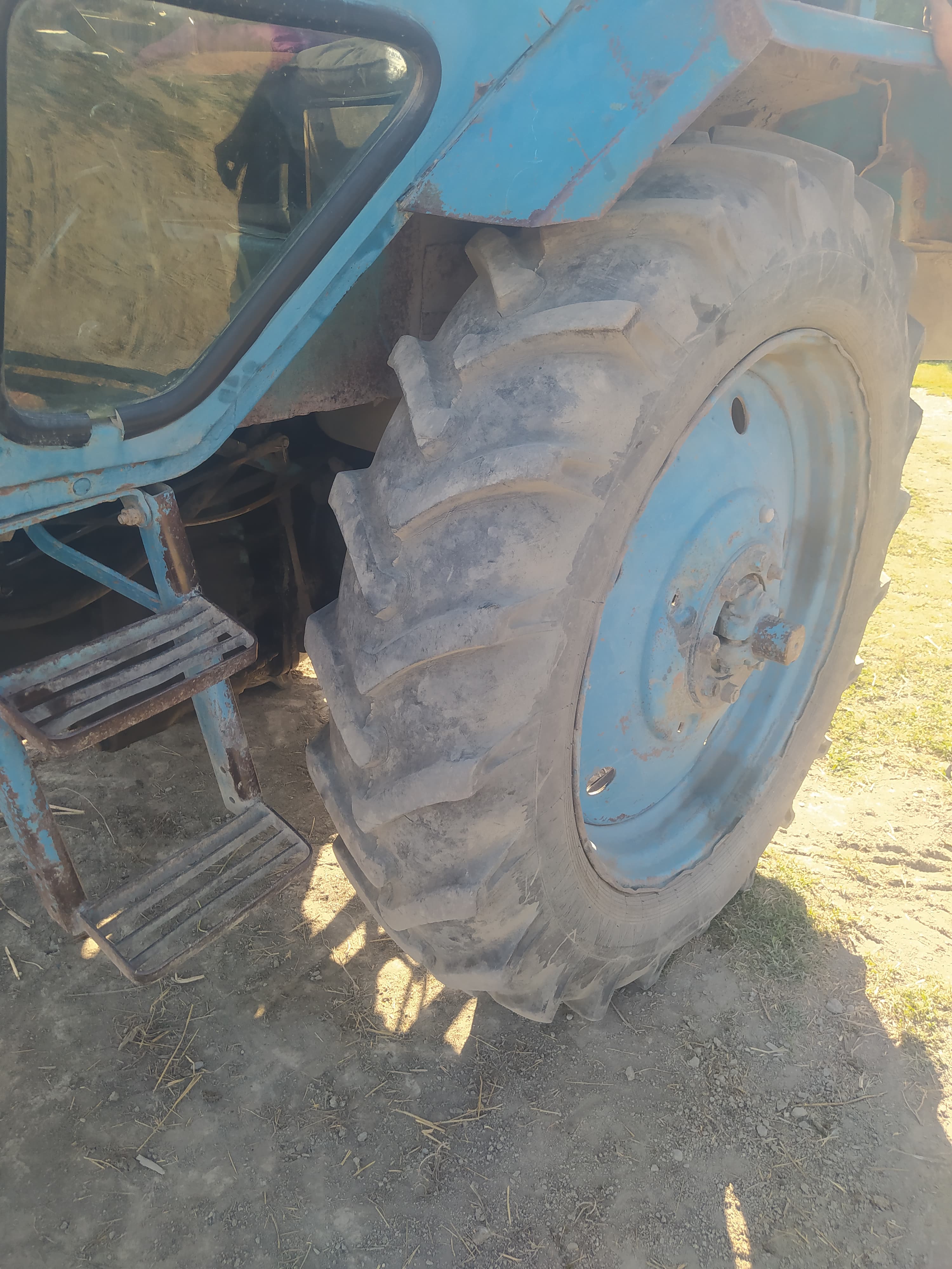 Traktor aqreqatlarla birgə satlır