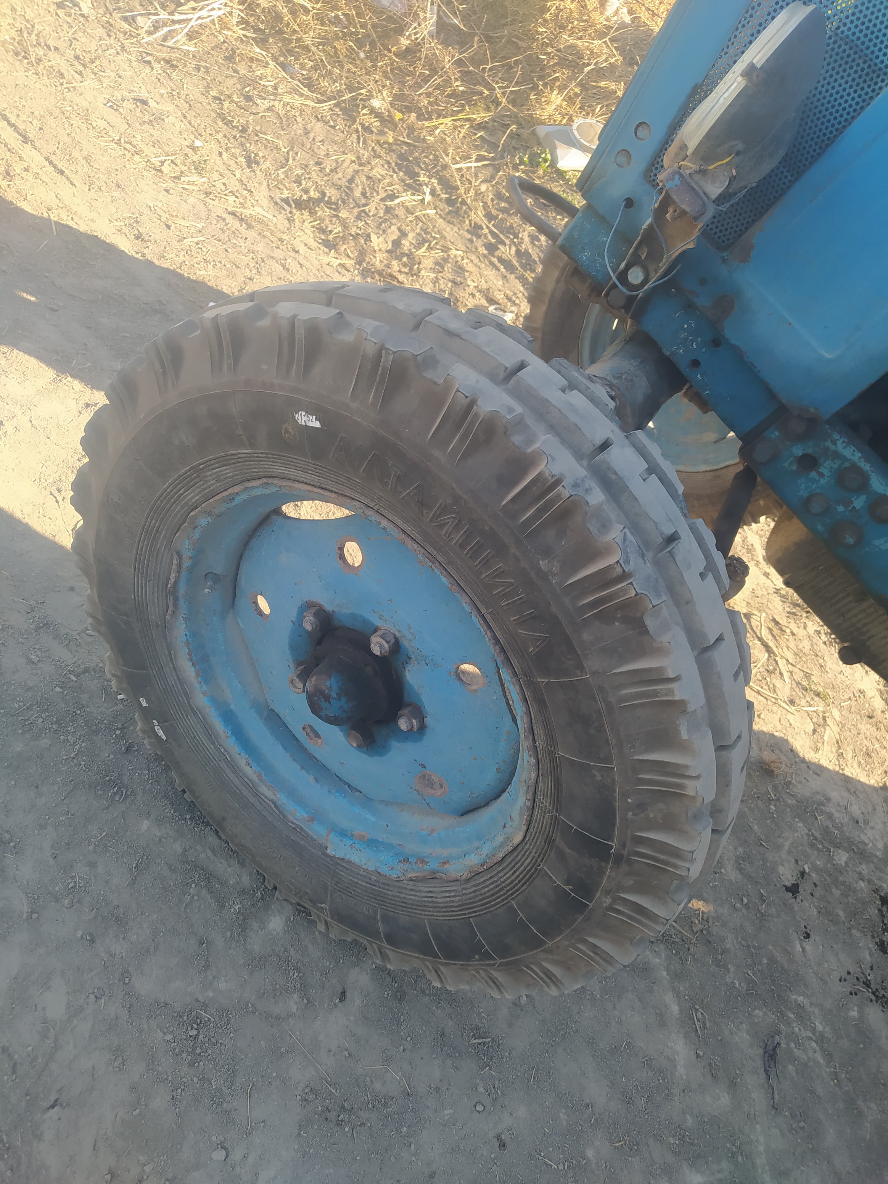 Traktor aqreqatlarla birgə satlır