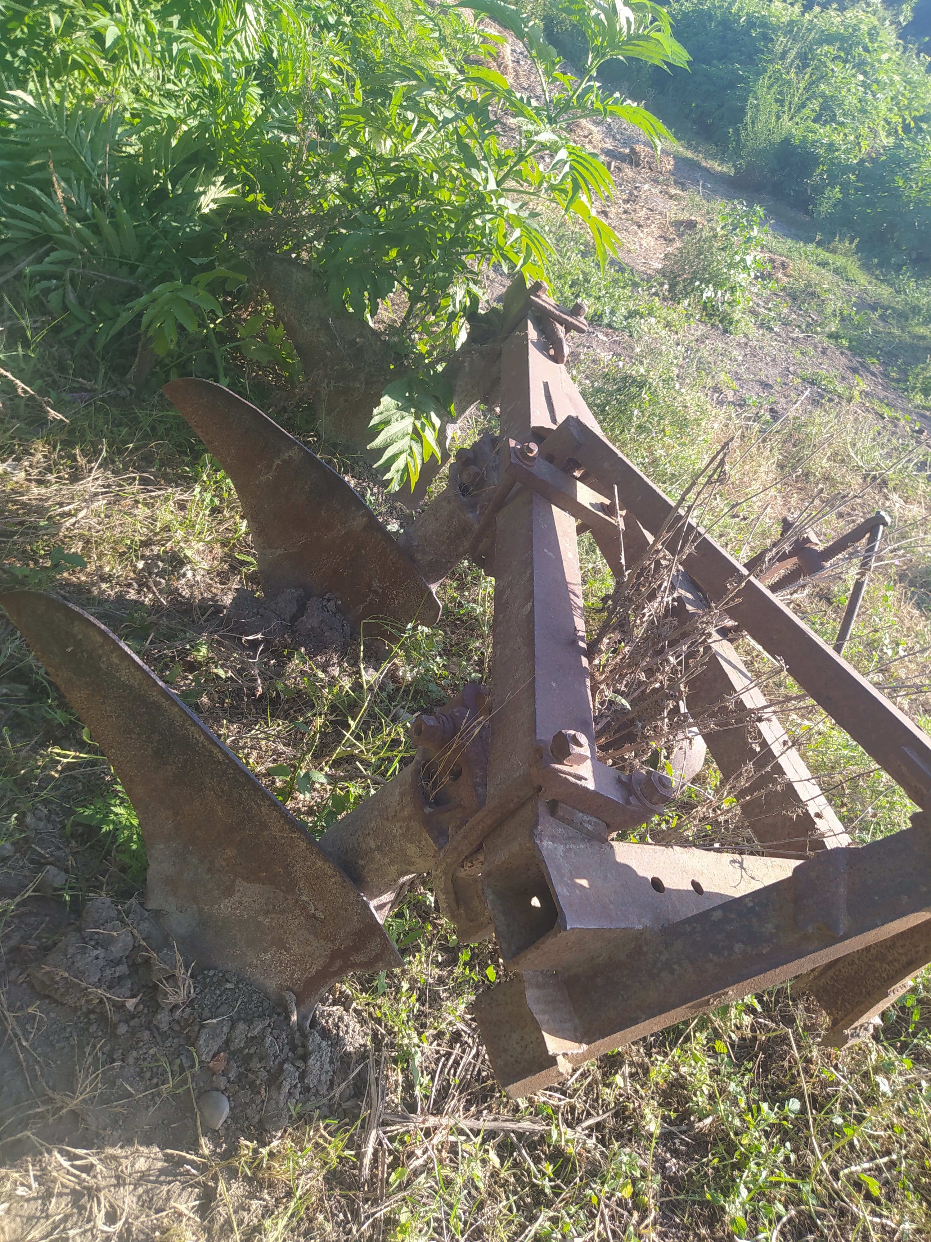 Traktor aqreqatlarla birgə satlır