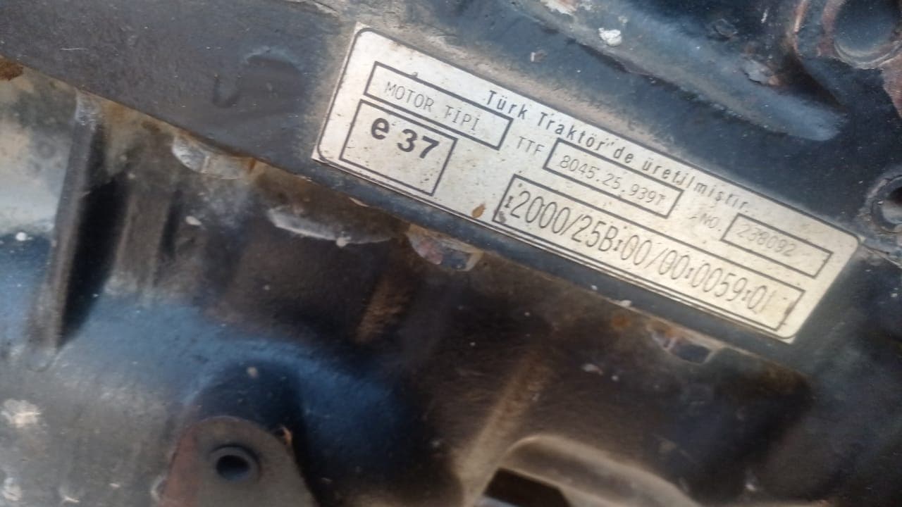 Traktor satılır