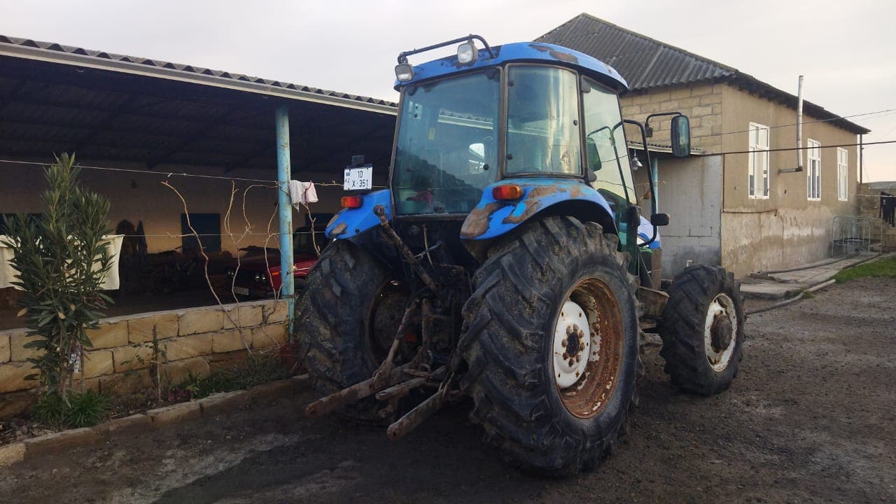 Traktor satılır