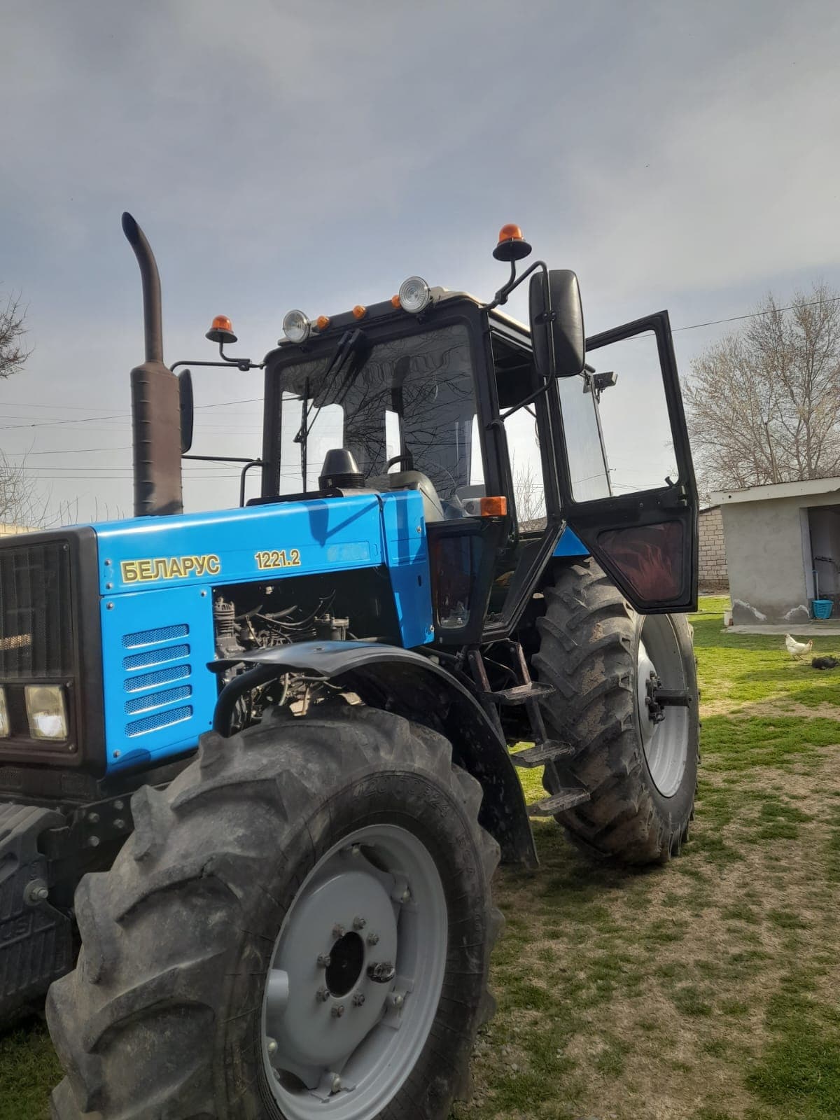 Traktor satılır