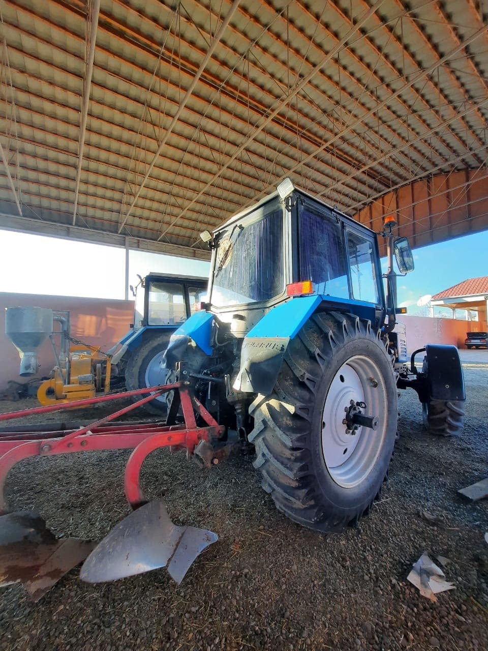 Traktor satılır