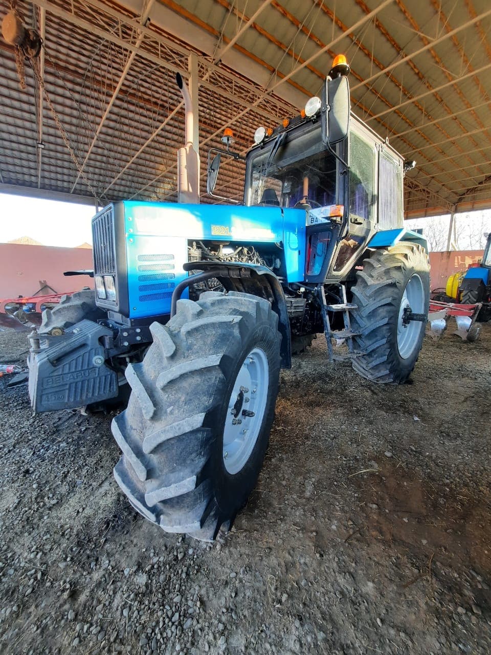 Traktor satılır