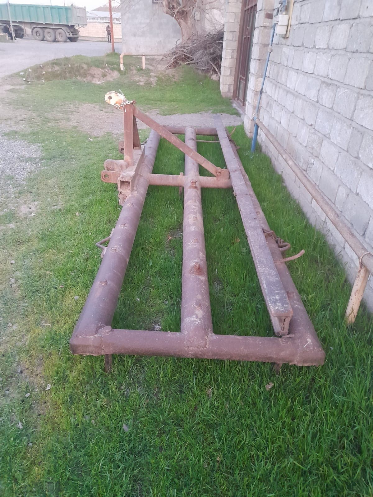 Traktor satılır