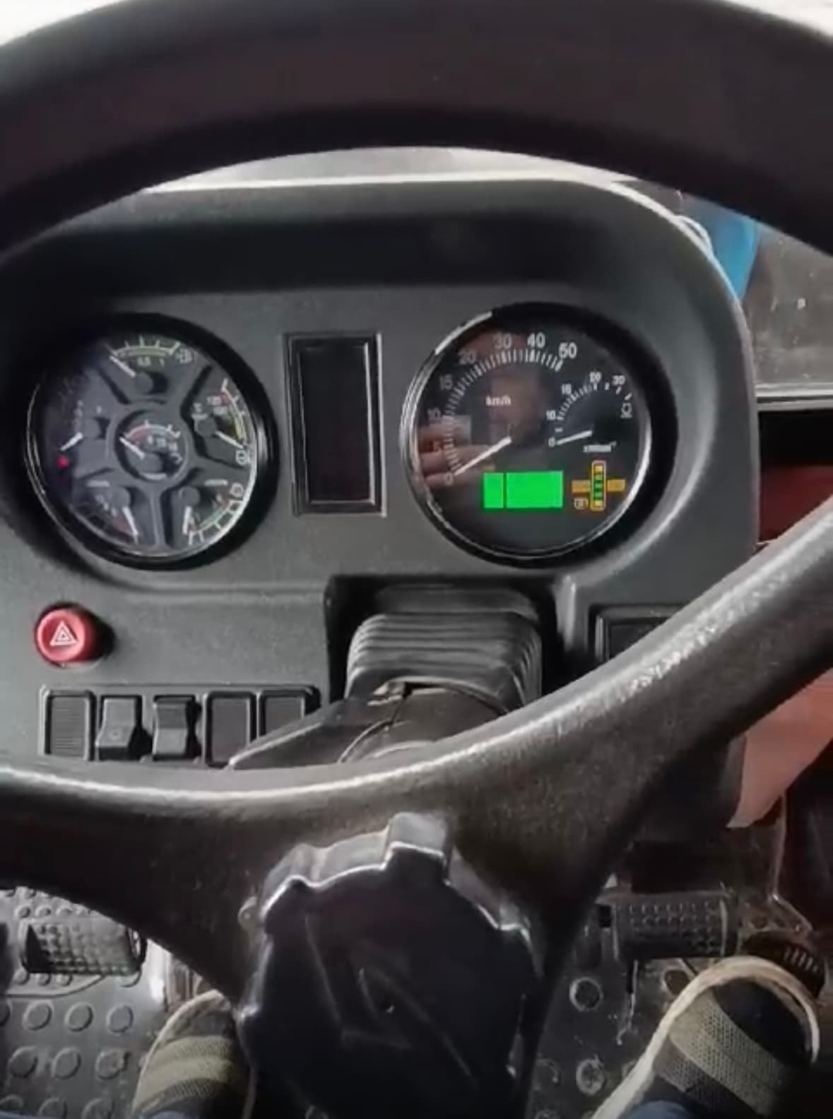 Traktor satılır