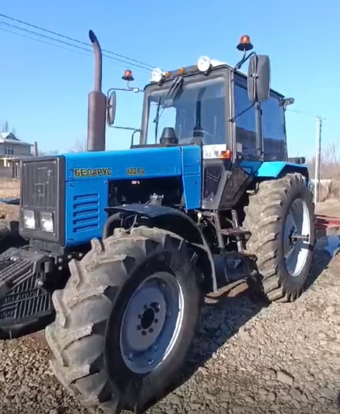 Traktor satılır