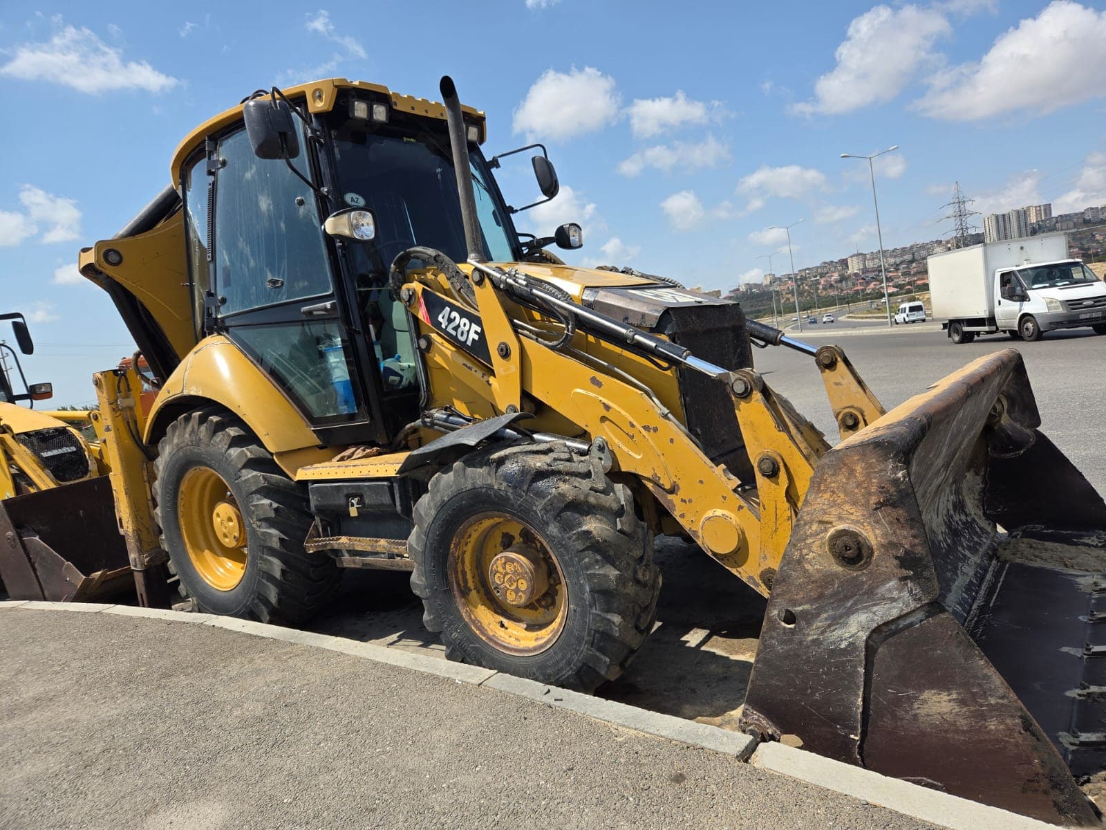“CAT 428” Traktoru Təcili Satılır.